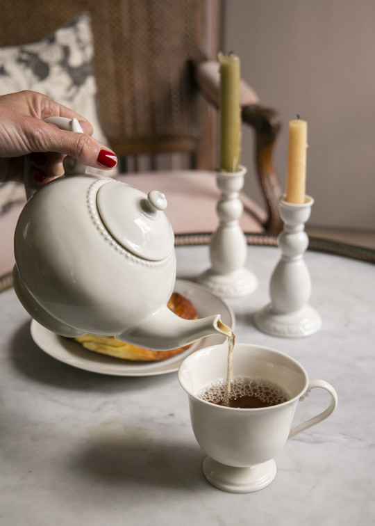 Tea pot Oreste in white porcelain