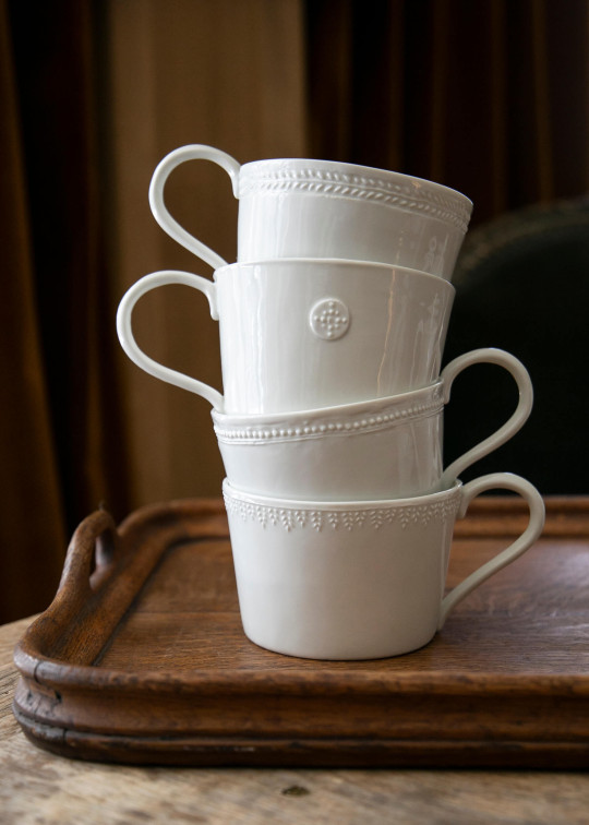 Tasse à thé piédouche en porcelaine blanche de Limoges - Alix D. Reynis