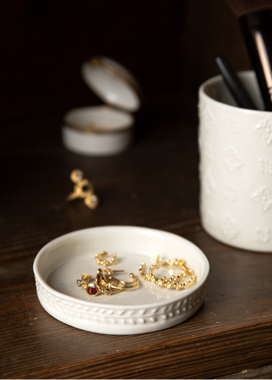 Tasse à thé piédouche en porcelaine blanche de Limoges - Alix D. Reynis